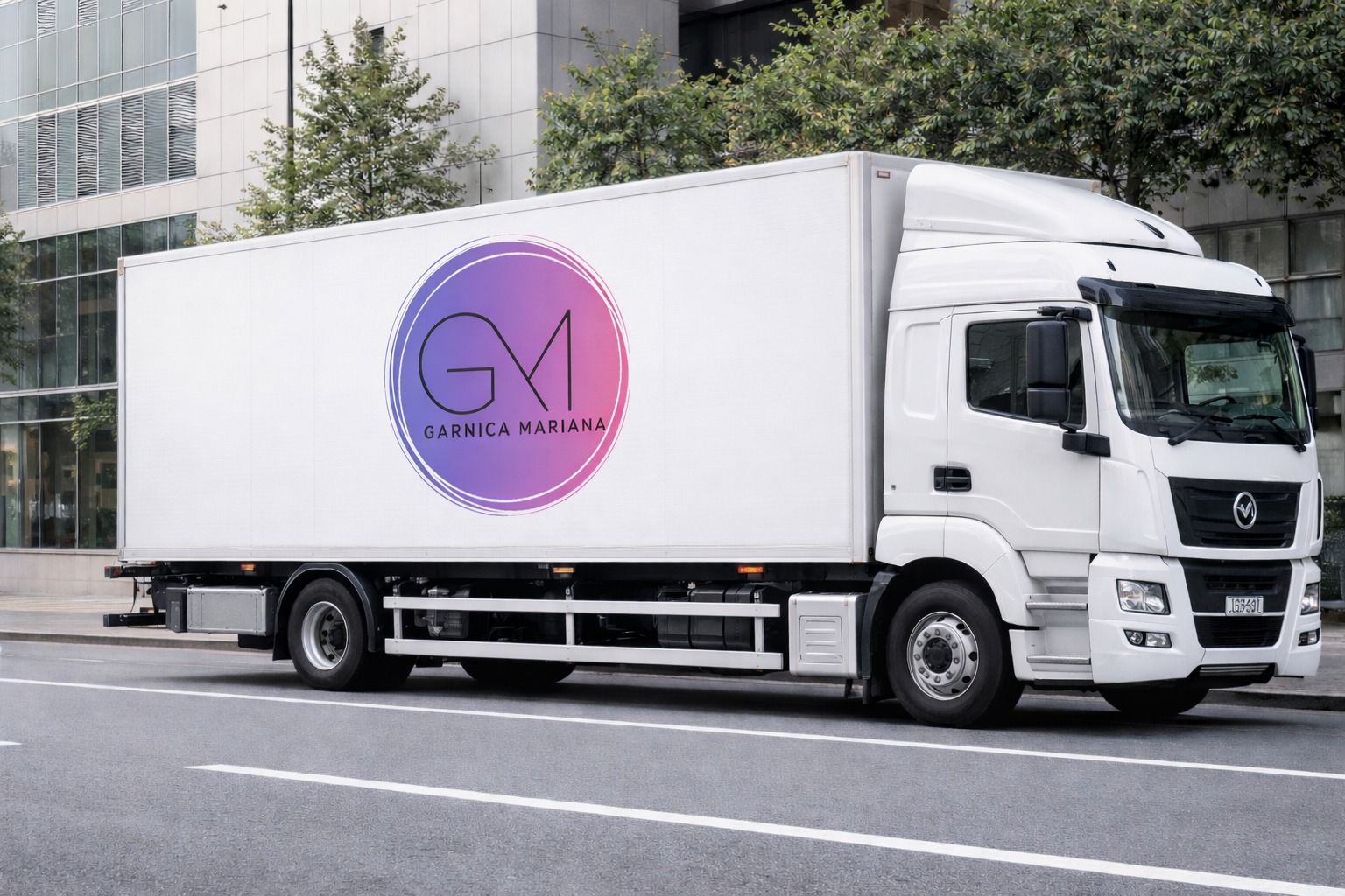 Camión de reparto con la identidad visual de GM Logística